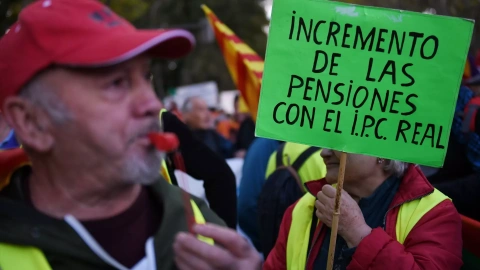 Decenas de personas durante una concentración de pensionistas, en Madrid, a 28 de octubre de 2023.