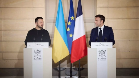 Volodymyr Zelensky (izquierda) y Emmanuel Macron (derecha) en una conferencia en París.