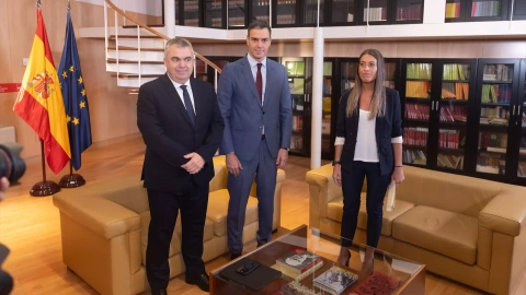 El secretario de Organización del Partido Socialista, Santos Cerdán y el presidente del Gobierno, Pedro Sánchez, reciben a la diputada de Junts, Miriam Nogueras, durante su ronda de contactos, a 13 octubre de 2023.