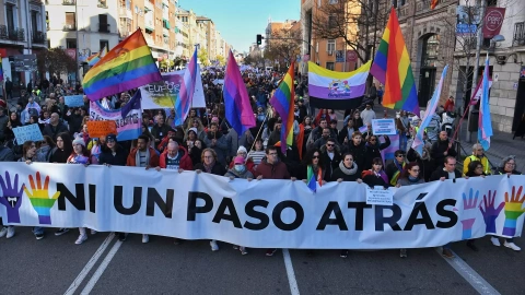 Decenas de personas durante una manifestación en defensa de la Ley LGTBI y la Ley Trans de la Comunidad de Madrid, a 17 de diciembre de 2023, en Madrid (España).