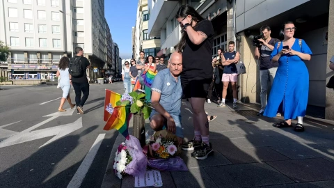 Varias personas guardan un minuto de silencio por el asesinato de Samuel Luiz, en A Coruña, a 3 de julio de 2023.