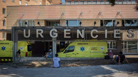 Dos ambulancias en el Hospital Universitario Arnau de Vilanova de Lleida, capital de la comarca del Segrià, en Lleida, Catalunya (España), a 6 de julio de 2020.