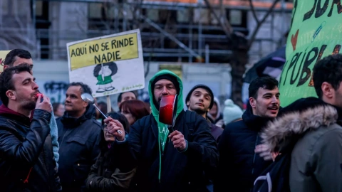 Varias personas durante una manifestación por una educación pública y de calidad, a 27 de febrero de 2024, en Madrid (España).