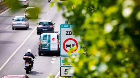 Un cartell de la ZBE de les rondes de Barcelona