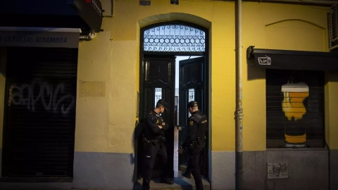 Dos agentes de Policía Nacional a las puertas de un edificio.