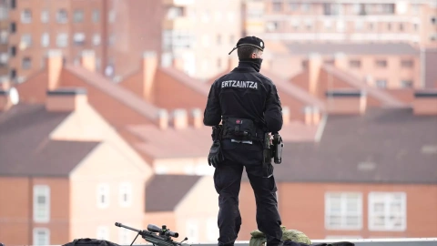 29/02/2024 Un agente de la Ertzaintza en Barakaldo, Vizcaya , a 28 de marzo de 2022.
