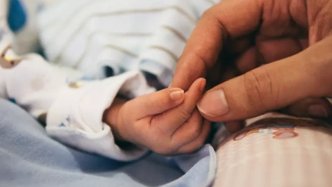 Las madres siguen soportando el grueso del peso de la crianza de los hijos.