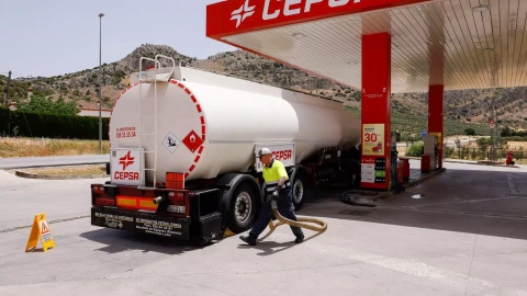Un camion cisterna de Cepsa se prepara para cargar los depósitos de una estación de servicio en la localidad malagueña de Cuevas del Becerro. — Jon Nazca / REUTERS