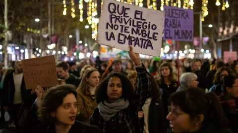 Decenas de personas portan carteles, durante una manifestación por el 25N, a 25 de noviembre de 2023, en Barcelona, Catalunya (España).