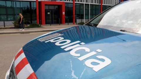 Capó d'un cotxe de Mossos d'Esquadra davant de la comissaria de Lleida, el passat juny