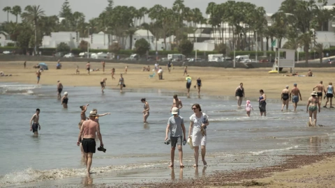 Turistas combaten el calor en las playas en Puerto del Carmen, en Lanzarote, a 13 de abril de 2024.