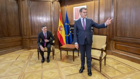 El presidente del Gobierno, Pedro Sánchez, y el líder del PP, Alberto Núñez Feijóo, durante una reunión, en el Congreso de los Diputados, a 22 de diciembre de 2023, en Madrid