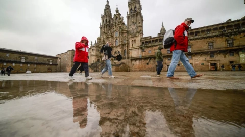 17/1/24 - Unos turistas este miércoles en la plaza del Obradoiro de Santiago de Compostela.