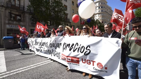 Decenas de personas durante la marcha por el Día Internacional de los Trabajadores, a 1 de mayo de 2023, en Santander, Cantabria.