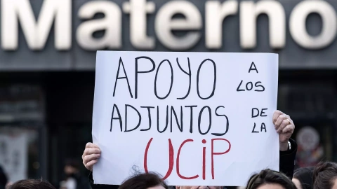 2/2/24- Un hombre sujeta una pancarta durante una manifestación tras el cierre de la UCI pediátrica del Hospital Universitario La Paz, a 18 de enero de 2024, en Madrid.