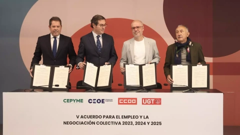 Los presidentes de CEOE y CEPYME, Antonio Garamendi (2i)y Gerardo Cuerva (1i), y los secretarios generales de UGT y CCOO, Pepe Álvarez (1d) y Unai Sordo "d), en la firma del V Acuerdo para el Empleo y la Negociación Colectiva (AENC), en ma