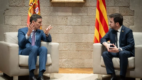 El presidente del Gobierno, Pedro Sánchez (i), y el president de la Generalitat de Catalunya, Pere Aragonès (d), se reúnen en el Palau de la Generalitat, a 21 de diciembre de 2023