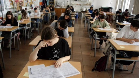 Varios alumnos de una clase de 1º Bachillerato del Institut Moisès Broggi de Barcelona realizan una prueba piloto de PAU, a 14 de marzo de 2023, en Barcelona, Catalunya (España).