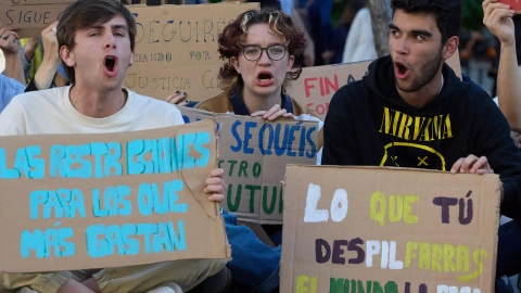 Decenas de personas durante una manifestación para denunciar la sequía, a 19 de abril de 2024, en Madrid (España).
