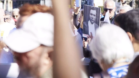 Una persona porta la foto de un familiar durante la concentración de colectivos memorialistas de Sevilla ante la basílica de la Macarena, a 6 de noviembre de 2022 en Sevilla (Andalucía, España). Tras las exhumación, del pasado día 2 de este