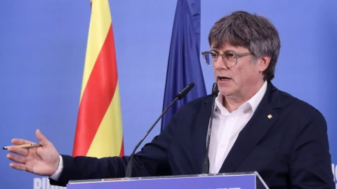 El candidato de Junts, Carles Puigdemont, analiza los resultados de las elecciones en una rueda de prensa en Argelers.