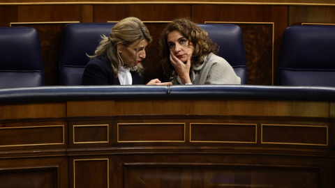 La vicepresidenta segunda y ministra de Trabajo, Yolanda Díaz, y la ministra de Hacienda y Función Pública, María Jesús Montero, conversan en sus escaños del Congreso de los Diputados. E.P./Eduardo Parra