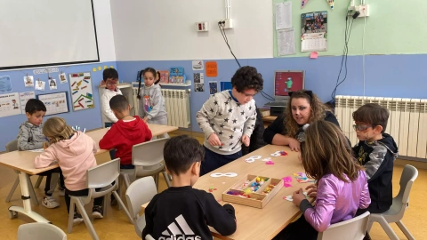 Una aula de l'escola El Gegant del Rec de Salt, amb alumnes fent manualitats, en una imatge d'arxiu