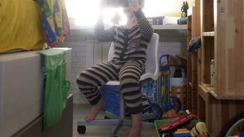 Imagen de archivo de un niño de ocho años mientras juega en su casa, a 12 de abril de 2020 en Madrid.