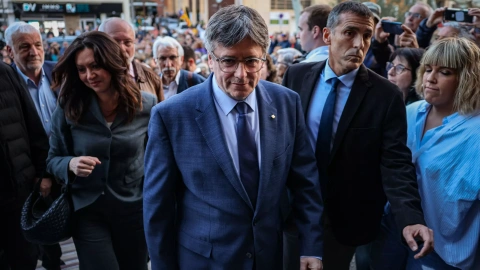 L'expresident Carles Puigdemont arriba a l'Ajuntament d'Elna abans de l'anunci de la seva candidatura