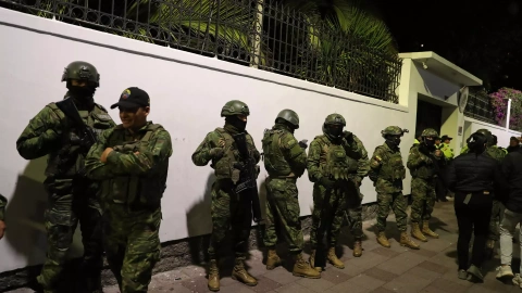 Integrantes de un cuerpo élite de la Policía ecuatoriana irrumpen en la Embajada de México este viernes en Quito (Ecuador)