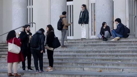 Jóvenes en las puertas de una facultad de la Universidad Complutense de Madrid.