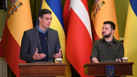 El presidente del Gobierno, Pedro Sánchez, junto a su homólogo ucraniano durante un encuentro en Ucrania, a 20 de abril de 2022.