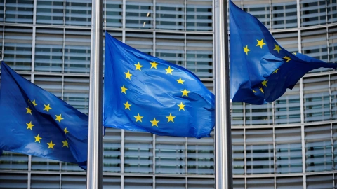Banderas de la Unión Europea ondean frente a la sede de la Comisión Europea en Bruselas (Bélgica).