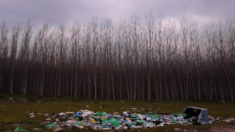 La basura se acumula en el campo de Fuente Vaqueros, cerca de Granada.