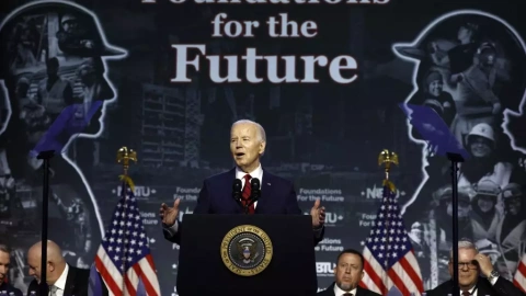 El presidente de los Estados Unidos, Joe Biden, pronuncia un discurso en la Conferencia Legislativa de los Sindicatos de la Construcción de América del Norte (NABTU) en el Washington Hilton el 24 de abril de 2024 en Washington.