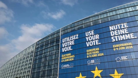 Un cartel gigante que anuncia las próximas elecciones europeas, pegado en la fachada del edificio del Parlamento Europeo, en Estrasburgo, Francia, a 8 de mayo de 2024.