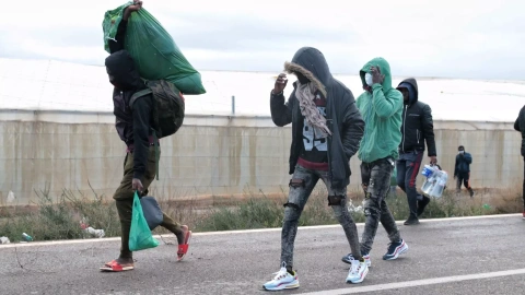 Algunos migrantes se marchan del campamento de El Walili (Níjar, Almería) tras el incendio en una de las chabolas el pasado 30 de enero de 2023.