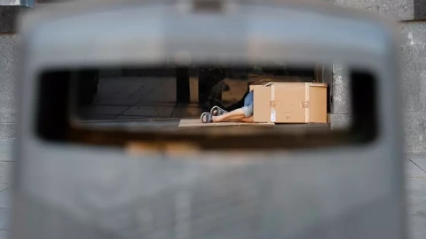 15/2/24 - Imagen de archivo de una persona sin hogar durmiendo en la plaza de Callao, en Madrid.