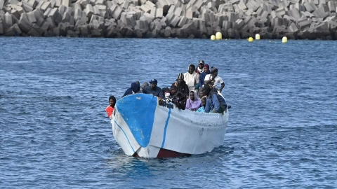 Varios migrantes llegan al puerto de La Restinga, a 4 de febrero de 2024, en El Hierro, Santa Cruz de Tenerife, Islas Canarias.