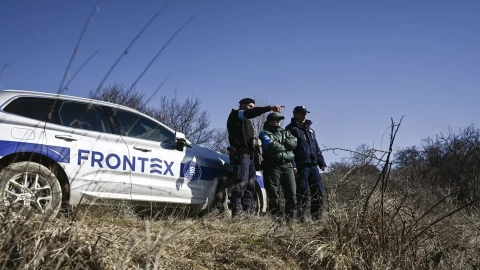 Un oficial de la policía fronteriza serbia y miembros de Frontex en la frontera entre Bulgaria y Serbia el 17 de febrero de 2023.