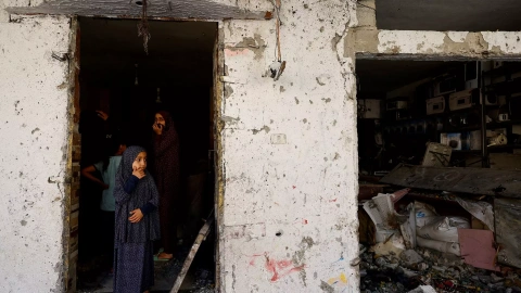 Mujeres y niñas palestinas reaccionan a un ataque israelí a una casa en Rafah, en el sur de la Franja de Gaza, a 17 de abril de 2024.