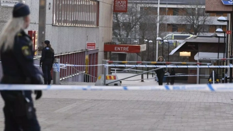 Agentes de la Policía trabajan en el lugar donde se ha producido un asesinato en el sur de Estocolmo, a 11 de abril de 2024.