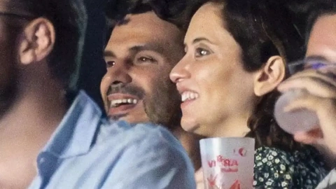 La presidenta de la Comunidad de Madrid, Isabel Díaz Ayuso, con su pareja, Alberto González Amador, en un concierto del Mad Cool.
