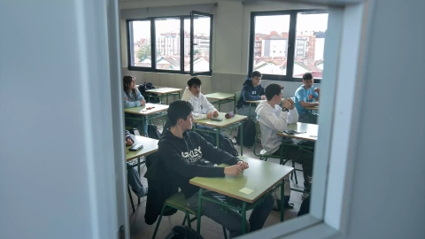 Varios alumnos en un aula en una foto de archivo