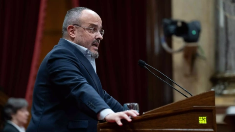El presidente del PP catalán, Alejandro Fernández, interviene durante una sesión de control al Govern, a 13/12/2023, en Barcelona, Catalunya
