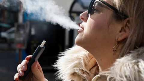 Una mujer fuma un cigarrillo electrónico en las calles de Mánchester (Reino Unido), a 6 de marzo de 2024.