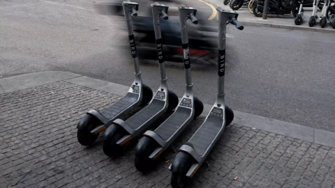 Patinetes eléctricos aparcados en la calle en Madrid.