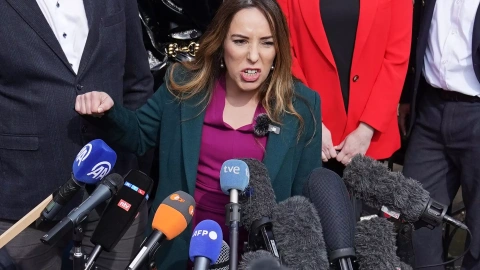 Stella Assange, la mujer del fundador de Wikileaks, declara a la prensa tras conocer la decisión de la Justicia británica.