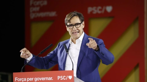 El primer secretario y candidato del PSC a las elecciones catalanas, Salvador Illa, interviene durante el acto del PSC de inicio de campaña, en Fira Sabadell, el 25 de abril de 2024.