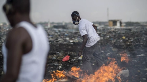Foto de archivo de unos jóvenes que queman residuos electrónicos en el vertedero de Agbogbloshie, en Accra, el 29 de noviembre de 2017.